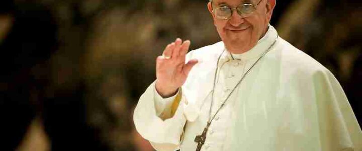 Papst Franziskus hält die Ostervigil im Petersdom durch