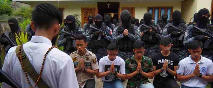 South Tangerang: Catholic Students Threatened for Praying Rosary at Home, Concept art for illustrative purpose, tags: süd-tangerang bedroht, sie den rosenkranz - Monok